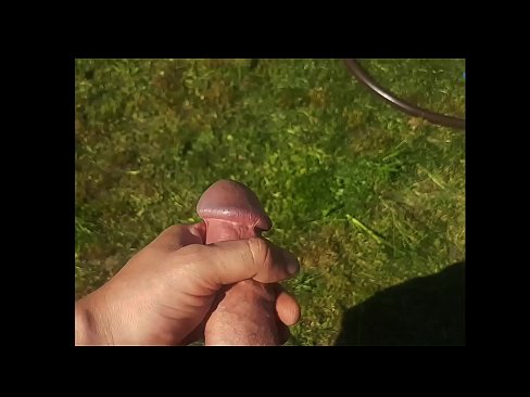 ❤️ Vroča lepotica dobi svojo rožnato pičko, ki jo jebe, in se zraven cmeri s curkom na poletnem vrtu ❤️ Fucking video pri nas ❌️