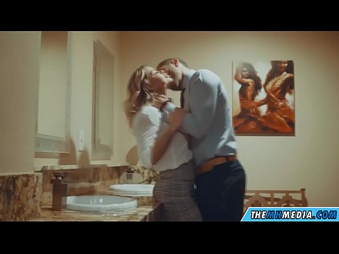 ❤️ Ko vas prsata blondinka zapelje na javnem stranišču ❤️ Fucking video pri nas ❌️